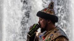 Мужчина пьет в жару