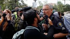 Las impactantes imágenes de los enfrentamientos entre estudiantes y policías en las protestas por Gaza en las universidades de EE.UU.