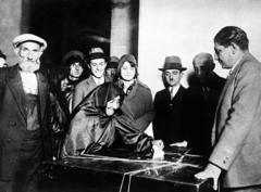 30 Ekim 1930'da Türkiye'de kadınlar ilk kez belediye seçimlerinde oy kullandı.
