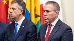 De izquierda a derecha: Eli Cohen, ministro de Exteriores israelí, y Gilad Erdan, embajador de Israel en la ONU.