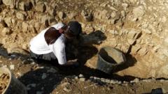 ملنے والی نوادرات سے پتا چلتا ہے کہ قبرستان میں دفن افراد اثررسوخ والے تھے