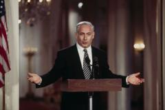 Netanyahu, 1996'da başbakan seçildikten sonra ABD'ye ilk resmi ziyareti sırasında Beyaz Saray'da düzenlenen basın toplantısında konuşuyor