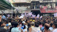 মনোনয়ন ফরম কিনতে আওয়ামী লীগের দলীয় কার্যালয়ে এসেছেন অনেক নেতাকর্মী।