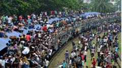 রেল ও লাইনের এমন চিত্র দেখা যায় নানা সময়ে