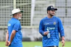 বাংলাদেশ দলের কোচ চান্দিকা হাতুরুসিংহে ও অধিনায়ক সাকিব আল হাসান