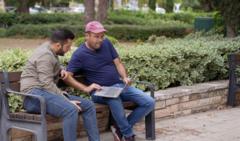 يوني يشرح لمراسل بي بي سي في القدس كيفية حصوله على صور لهذه المقتنيات من قبل شخصيات مصرية