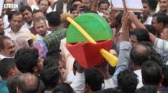 ২৬৩টি আসনে দলীয় প্রার্থী রেখে বাকী আসনগুলো জোট ও মিত্রদের জন্য ছেড়ে দিয়েছে আওয়ামী লীগ।