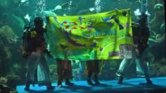 Empat penyelam menunjukkan kain batik dalam peragaan busana batik di dalam akuarium raksasa milik Sea World di Ancol, Jakarta, Rabu (28/9). Peragaan busana di dalam air tersebut digelar dalam rangka memeriahkan Hari Batik Nasional yang diperingati setiap tanggal 2 Oktober. 
