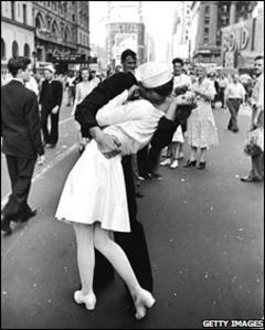 Nurse in iconic WWII photograph dies aged 91 - BBC News