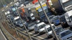 Three quarters of UK workers 'half an hour from work' - BBC News