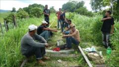 Las Patronas: The Mexican women helping migrants - BBC News