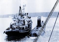 Подлодка К-27 буксируется перед затоплением у берегов Новой Земли, 1981 г.
