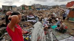 Typhoon Haiyan: Philippines defends aid response - BBC News