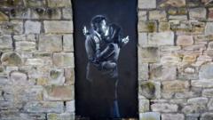 Banksy artwork Mobile Lovers