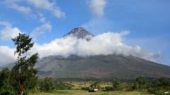 Philippines volcano: Thousands flee as Mayon spews lava - BBC News