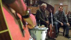 Рок-музыкант Андрей Макаревич на фото с экс-президентом Дмитрием Медведевым (справа), 2010 год.