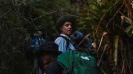 Integrante de expedição durante travessia da selva
