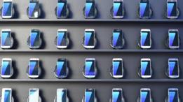 Aparelhos Note 7 em uma prateleira