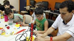 Alunos na aula de robótica da escola Aloys João Mann, em Cascavel