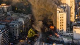 Incendios y fuertes disturbios sacudieron Santiago de Chile durante multitudinaria marcha hacia La Moneda