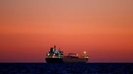 Llega a aguas de Venezuela el primero de los barcos de Irán enviados con gasolina