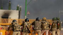 दिल्ली पुलिस हिंसा-आगज़नी के दौरान आख़िर कर क्या रही थी?