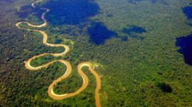 Los controvertidos planes de Ecuador y Perú para extraer más petróleo en las Cuencas Sagradas del Amazonas
