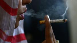 پاکستان میں تقریباً 32 فیصد مرد، چھ فیصد خواتین تمباکو نوشی کرتی ہیں (فائل فوٹو)