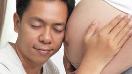 El estudio que sugiere que el futuro padre debe dejar de tomar alcohol hasta 6 meses antes del embarazo