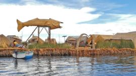 La batalla oculta por dominar el negocio de las islas flotantes del legendario lago Titicaca
