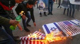 Palestinians burn US and Israeli flags in Gaza Strip (08/01/20)