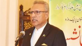 कोरोना: पाकिस्तान के राष्ट्रपति ने जो मास्क पहना उससे डॉक्टर इतने नाराज़ क्यों