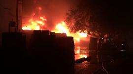 ग्राउंड रिपोर्ट: दिल्ली में इतनी भयंकर आग लगी कैसे?
