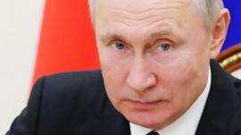 Qué hay detrás de la estrategia de Putin para gestionar en Rusia la crisis del coronavirus
