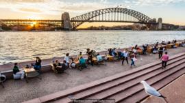 Tại bữa ăn tối ở Sydney, hóa đơn tiền ăn thường được chia đều, không phân biệt giàu nghèo