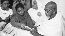 La historia de Manu, la adolescente en cuyos brazos murió Gandhi