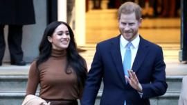 El príncipe Harry y Meghan se apartan de sus funciones en la realeza en una decisión que decepciona al palacio de Buckingham