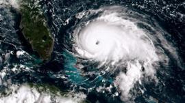 Huracán Dorian: la tormenta de categoría 5 golpea con dureza y toca tierra en la isla de Gran Bahama mientras la costa este de Florida se mantiene en alerta