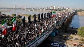 Cientos de miles de iraníes salen a las calles para recibir el cuerpo del general Qasem Soleimani
