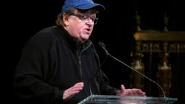 La advertencia de Michael Moore a los demócratas sobre el creciente apoyo de Trump a dos meses de las elecciones