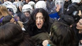La policía en Turquía reprime una representación del himno feminista chileno 
