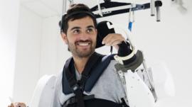 El innovador exoesqueleto que ayudó a un hombre paralítico a mover sus cuatro extremidades con estímulos mentales