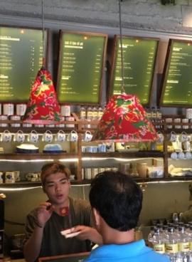 Bên trong một quán cà phê tại trung tâm Sài Gòn