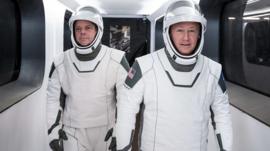 Así son los nuevos trajes inspirados en superhéroes que utilizan los astronautas que viajaron en una nave de SpaceX al espacio
