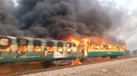 पाकिस्तान में एक ट्रेन में लगी आग, 74 की मौत