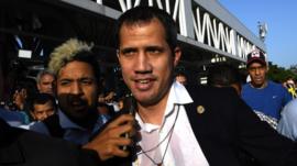 La convulsa llegada de Juan Guaidó a Venezuela entre empujones e insultos tras su gira internacional