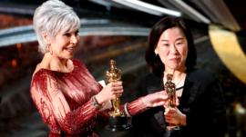 Jane Fonda presents an Oscar to Kwak Sin Ae