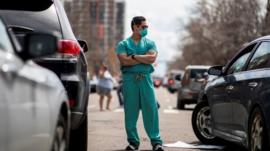 El simbólico momento en que una pareja vestida de médicos confronta a quienes se rebelan contra el confinamiento