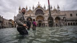 Qué es Mose, el megaproyecto que debe proteger a Venecia de las inundaciones (y por qué lleva más de una década de retraso)