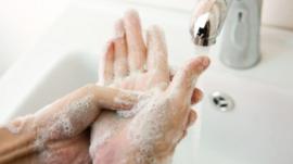 غسل اليدين قد يكون أكثر فاعلية من لقاح محتمل لمواجهة فيروس كورونا